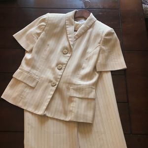 Fashion business suit, off white/bulk pinstripes